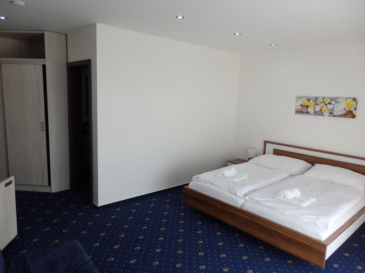 Rezidence Holsin Hotel Holsiny Bagian luar foto